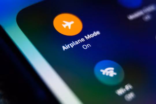 Chế độ máy bay trên điện thoại. Ảnh: Wired