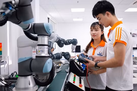 Giới trẻ có nhiều thuận lợi và thách thức trong thời kỳ chuyển đổi số (ảnh Tạp chí cộng sản)