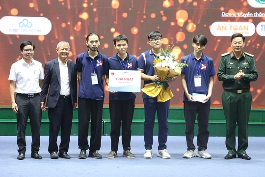 Đội KMA.Orange đến từ Học viện Kỹ thuật Mật mã đã đạt giải cao nhất của cuộc thi năm nay