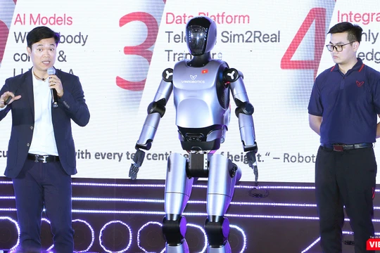 Ông Ngô Quốc Hưng giới thiệu về robot VR H3 của VinRobotics