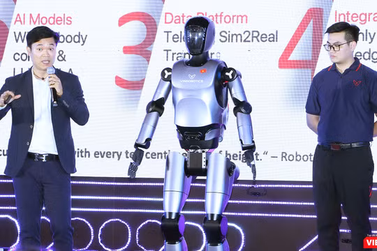 Ông Ngô Quốc Hưng giới thiệu về robot VR H3 của VinRobotics