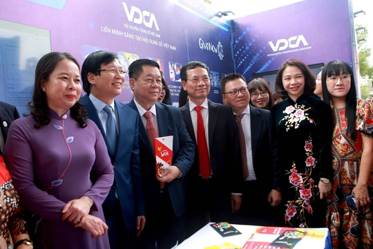 Lãnh đạo nhà nước thăm gian trưng bày của Chi hội nhà báo Hội Truyền thông số Việt Nam sáng 17/3