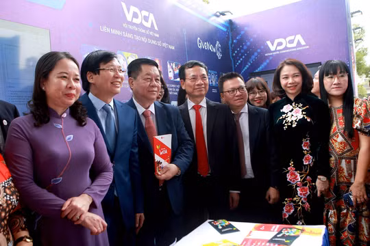 Lãnh đạo nhà nước thăm gian trưng bày của Chi hội nhà báo Hội Truyền thông số Việt Nam sáng 17/3