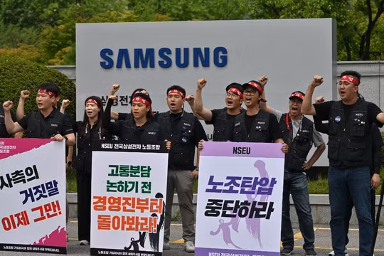 Công nhân Samsung đình công tại cơ sở của hãng ở Yongin vào ngày 10 tháng 7 năm 2024, đòi tăng lương và các phúc lợi khác (ảnh AFP)