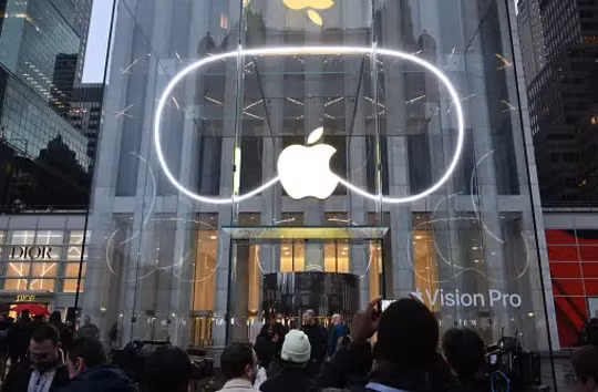 Rất đông người hâm mộ Apple tập trung trước một cửa hàng để mua kính Vision Pro (ảnh: AFP)