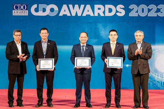 Phó Tổng giám đốc Nam A Bank được vinh danh Lãnh đạo Chuyển đổi số tiêu biểu năm 2023