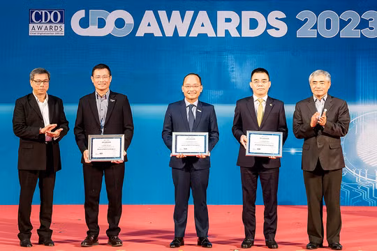 Phó Tổng giám đốc Nam A Bank được vinh danh Lãnh đạo Chuyển đổi số tiêu biểu năm 2023