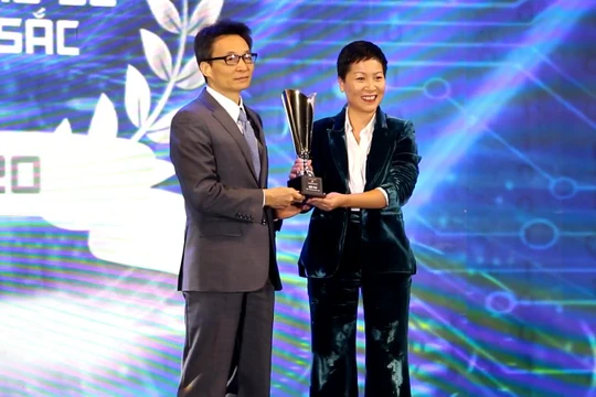 Phó Thủ tướng trao giải thưởng cho đại diện BeGroup