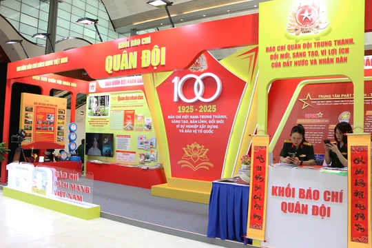 Gian trưng bày của Khối Báo chí Quân đội