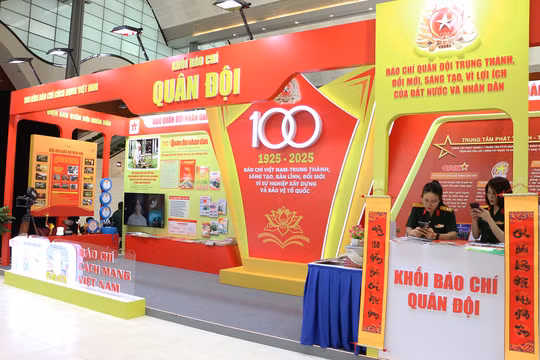 Gian trưng bày của Khối Báo chí Quân đội