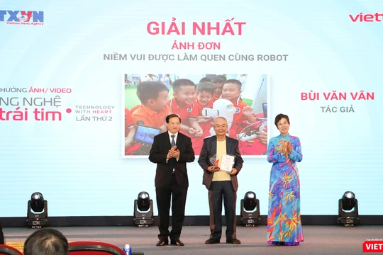 Tác giả nhận giải Nhất Giải thưởng "Công nghệ đến Trái tim" lần thứ hai