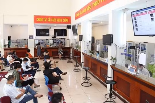 Người dân làm thủ tục hành chính công tại một quận ở Hà Đông