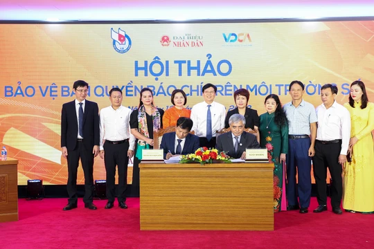 TS. Nguyễn Minh Hồng - Chủ tịch VDCA (bên phải) và ông Trần Trọng Dũng - Phó Chủ tịch Hội Nhà báo Việt Nam (bên trái) đại diện hai tổ chức ký biên bản 