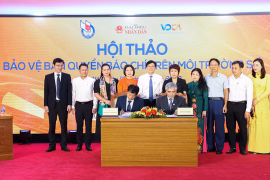 TS. Nguyễn Minh Hồng - Chủ tịch VDCA (bên phải) và ông Trần Trọng Dũng - Phó Chủ tịch Hội Nhà báo Việt Nam (bên trái) đại diện hai tổ chức ký biên bản 