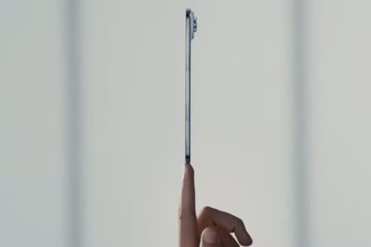 iPhone Air có kích thước siêu mỏng. Ảnh: The Verge