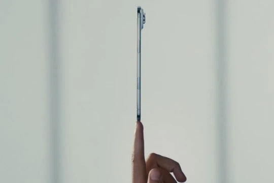 iPhone Air có kích thước siêu mỏng. Ảnh: The Verge