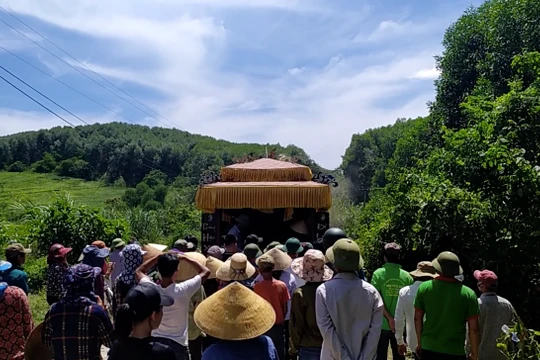 Gia đình và người dân đưa thi thể bé Đ từ hiện trường về tổ chức mai táng (ảnh cắt từ clip)