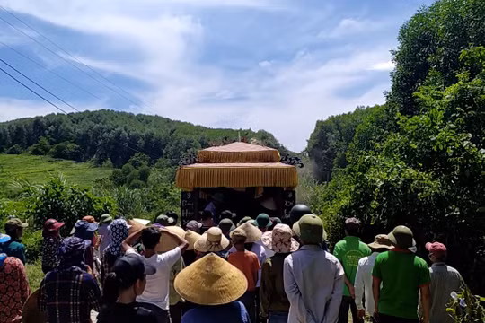 Gia đình và người dân đưa thi thể bé Đ từ hiện trường về tổ chức mai táng (ảnh cắt từ clip)