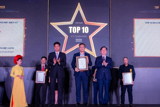 Ông Nguyễn Thanh Tùng – Giám đốc Giải pháp Phần mềm, đại diện công ty nhận Chứng nhận TOP 10 Doanh nghiệp cung cấp giải pháp Chính phủ điện tử