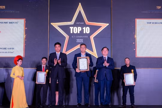 Ông Nguyễn Thanh Tùng – Giám đốc Giải pháp Phần mềm, đại diện công ty nhận Chứng nhận TOP 10 Doanh nghiệp cung cấp giải pháp Chính phủ điện tử