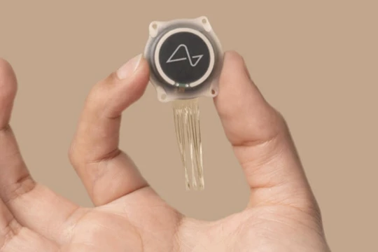 Thiết bị cấy ghép não của Neuralink (Ảnh:Bloomberg)