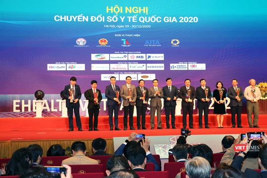 Phó Thủ tướng Vũ Đức Đam và Bộ trưởng Bộ Y tế Nguyễn Thanh Long trao giải thưởng cho các đơn vị xuất sắc trong lĩnh vực y tế