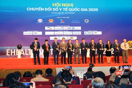 Phó Thủ tướng Vũ Đức Đam và Bộ trưởng Bộ Y tế Nguyễn Thanh Long trao giải thưởng cho các đơn vị xuất sắc trong lĩnh vực y tế