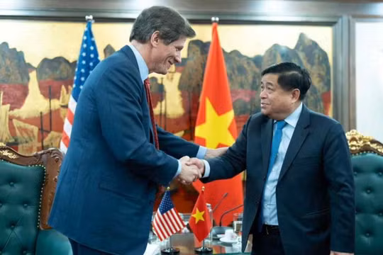 Thứ trưởng Ngoại giao Hoa Kỳ Jose Fernandez gặp Bộ trưởng Bộ Kế hoạch và Đầu tư Việt Nam Nguyễn Chí Dũng (ảnh: Đại sứ quán Hoa Kỳ tại Hà Nội)