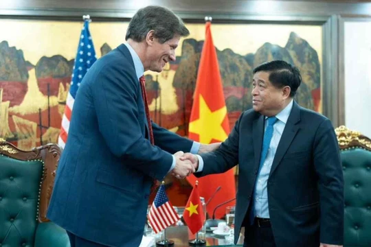 Thứ trưởng Ngoại giao Hoa Kỳ Jose Fernandez gặp Bộ trưởng Bộ Kế hoạch và Đầu tư Việt Nam Nguyễn Chí Dũng (ảnh: Đại sứ quán Hoa Kỳ tại Hà Nội)
