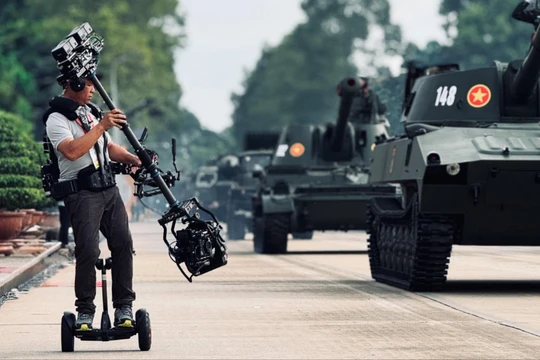 Lê Bảo Hân thực hiện các cảnh quay ấn tượng với thiết bị chuyên dụng tại Đại lễ A80. Ảnh: FB nhân vật