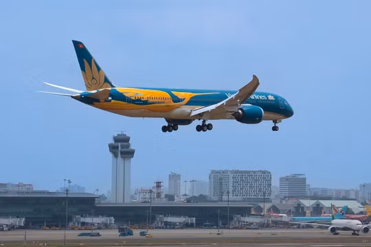 Máy bay Vietnam Airlines hạ cánh tại sân bay Tân Sơn Nhất. Ảnh: Vietnam Plus