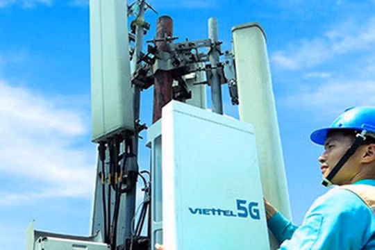 Công nhân lắp đặt một trạm thu phát sóng 5G tại Hà Nội