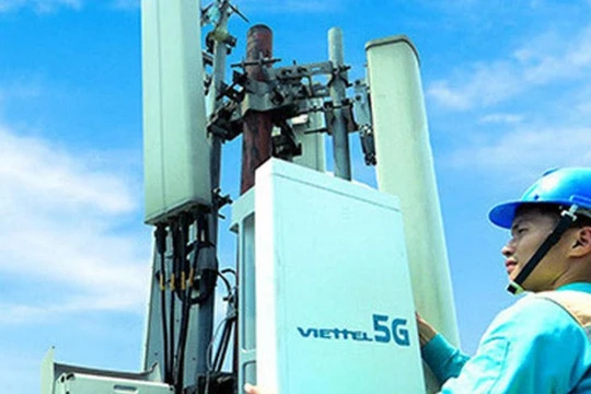 Công nhân lắp đặt một trạm thu phát sóng 5G tại Hà Nội