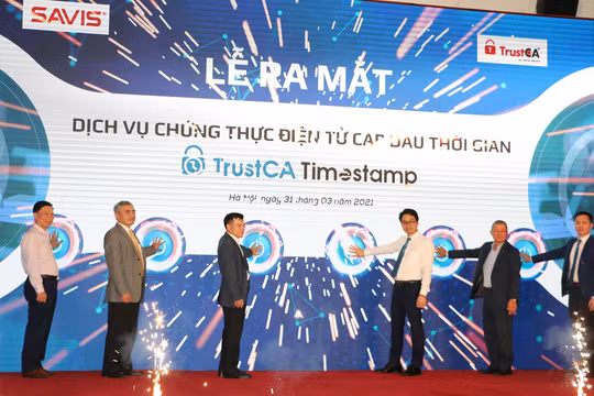Các quan chức của Bộ Y tế, Chủ tịch Hội truyền thông số Việt Nam, Chủ tịch Hiệp hội An toàn thông tin và đại diện công ty SAVIS bấm nút khai trương dịch vụ TrustCA Timestamp