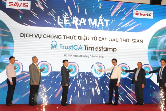 Các quan chức của Bộ Y tế, Chủ tịch Hội truyền thông số Việt Nam, Chủ tịch Hiệp hội An toàn thông tin và đại diện công ty SAVIS bấm nút khai trương dịch vụ TrustCA Timestamp