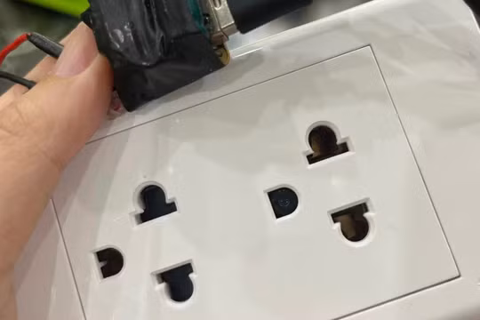 Cô gái tố bị quay lén bằng camera giấu trong ổ điện phòng tắm