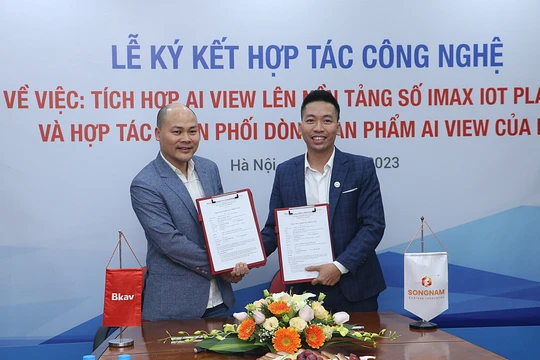 Ông Nguyễn Tử Quảng và ông Nguyễn Mạnh Tùng tại lễ ký kết 