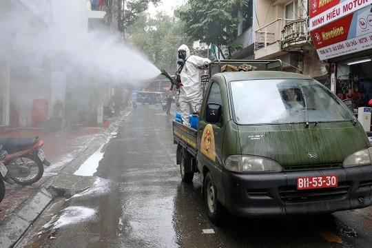 Quân đội phun thuốc khử trùng tại một con phố sau khi phát hiện một phụ nữ dương tính với Covid-19 (ảnh: EPA)