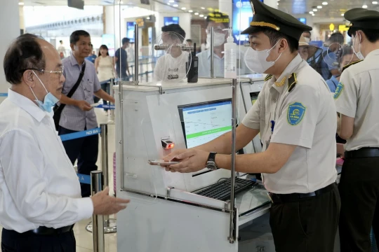 Hành khách sử dụng tài khoản VNeID trên điện thoại để làm thủ tục lên máy bay