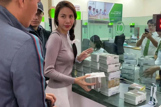 Thủy Tiên và Công Vinh đi rút tiền ở ngân hàng để phân phát cứu trợ đồng bào lũ lụt