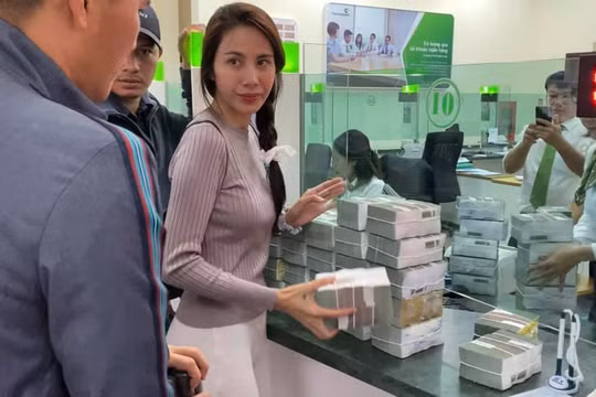 Thủy Tiên và Công Vinh đi rút tiền ở ngân hàng để phân phát cứu trợ đồng bào lũ lụt