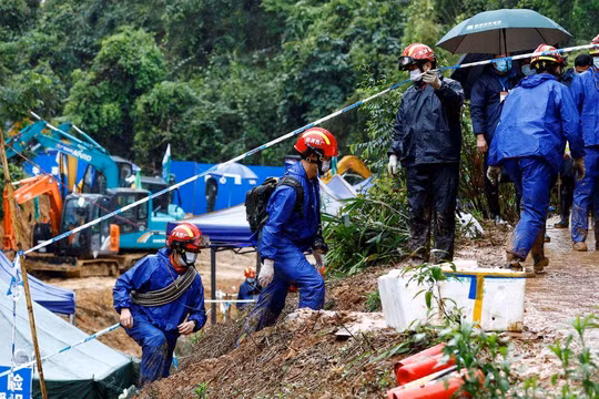 Nhân viên tìm kiếm và cứu hộ tại hiện trường máy bay hãng China Eastern Airlines rơi ở Ngô Châu, Quảng Tây (ảnh Reuters)