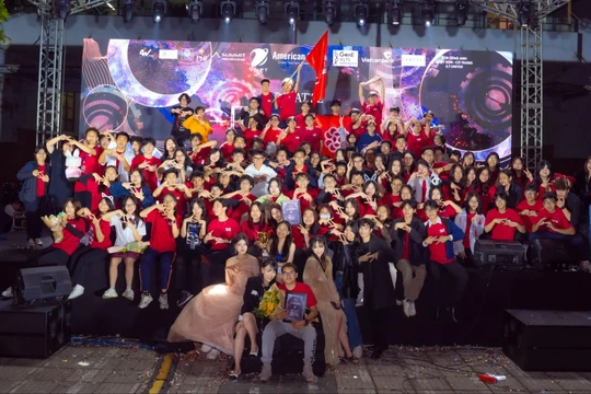 Học sinh trường THPT chuyên Hà Nội - Amsterdam tại Ngày hội Nhân tài 2022