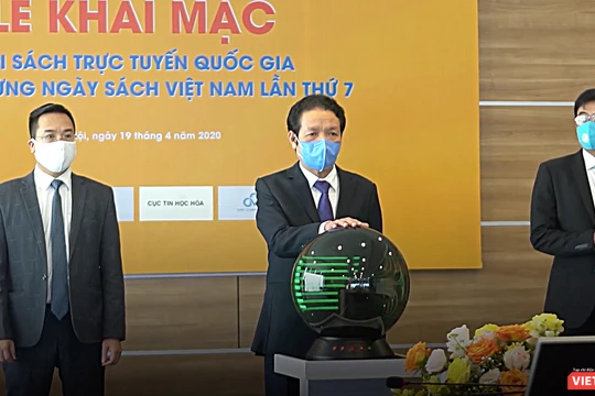 Thứ trưởng Hoàng Vĩnh Bảo bấm nút khai trương Hội sách 2020