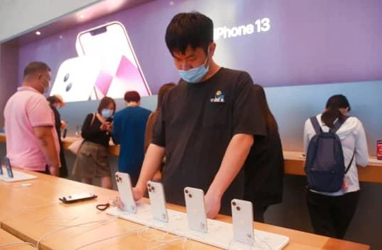 Khách hàng mua iPhone 13 ở một cửa hàng Apple tại Thượng Hải ngày 12/10/2021 (ảnh Barcroft Media)