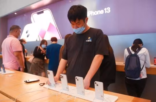 Khách hàng mua iPhone 13 ở một cửa hàng Apple tại Thượng Hải ngày 12/10/2021 (ảnh Barcroft Media)