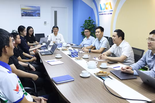 Đại diện một số tổ chức, doanh nghiệp tham gia thảo luận trực tuyến và trực tiếp về Dự thảo Nghị định thay thế Nghị định 72/2013 về quản lý, cung cấp, sử dụng dịch vụ Internet. VDCA sẽ thu thập ý kiến các doanh nghiệp và gửi những kiến nghị, đóng góp ý kiến cho việc xây dựng Nghị định.