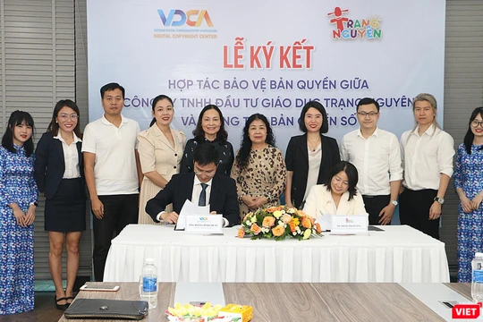 Bà Trịnh Thị Hương - Tổng giám đốc công ty Trạng Nguyên và ông Hoàng Đình Chung - Giám đốc Trung tâm Bản quyền số ký thỏa thuận hợp tác