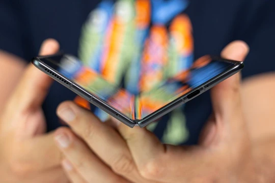 Tin công nghệ 20/5: Điện thoại gập mỏng nhất thế giới sắp ra mắt; dùng sóng âm tạo ra áo thông minh