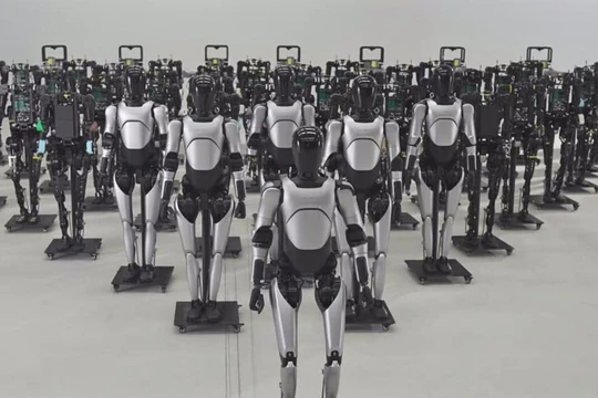 Tin nóng KHCN 27/3: Công ty Trung Quốc sản xuất 5.000 robot hình người, pin nước biển sạc nhanh